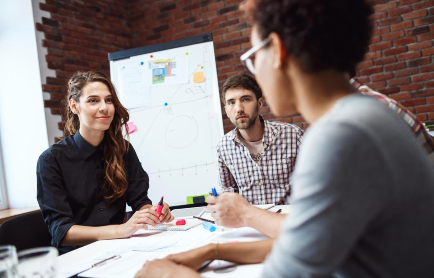 Equipo de trabajo colaborando en análisis financiero